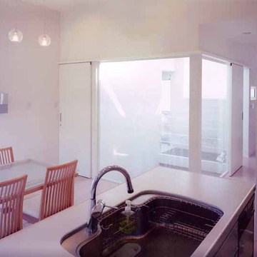 キッチンから中庭を眺める