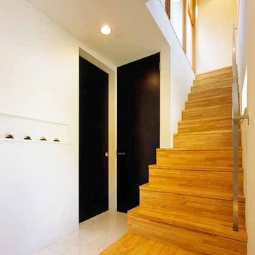 ２階へと続く木の階段