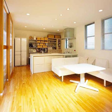 明るい日が差し込むリビング