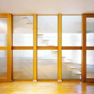 すりガラス越しに階段スペースを見る