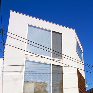 窓から採光を確保した外観