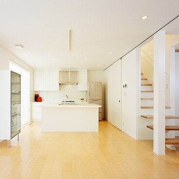 白でまとめたキッチンスペース