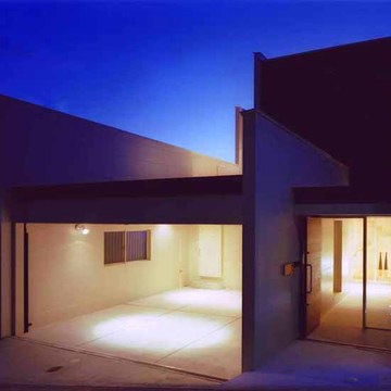 駐車スペースを照らす暖かい灯り