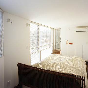 明るい朝日が差し込むベッドルーム