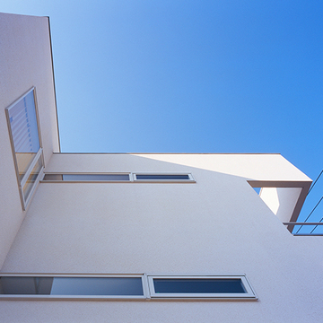 白い壁面と青空