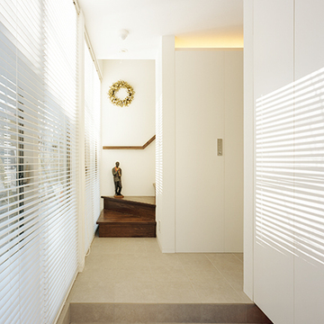 玄関から階段スペースを眺める