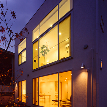 暖かい灯りがもれる夜の外観