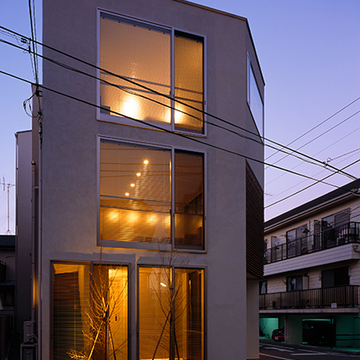 道路から見た夜の外観