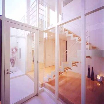 玄関から階段スペースを眺める