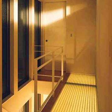 下からの灯りが届く階段上スペース