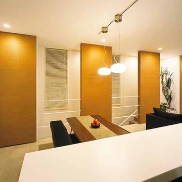 格子状の木の壁がアクセントのリビングスペース