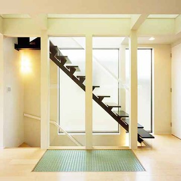 階段脇の大きな窓