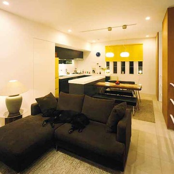 黒がポイントのリビング