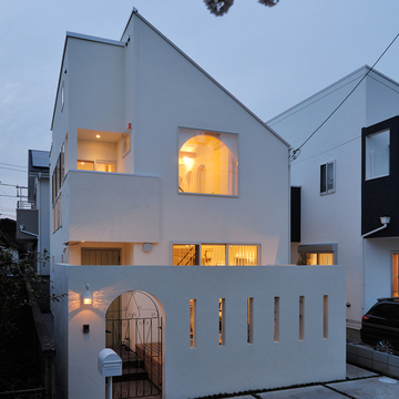 南欧テイストをよりモダンにアレンジした、オリジナリティあふれる外観