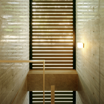 幻想的な光に包まれる階段室のルーバー