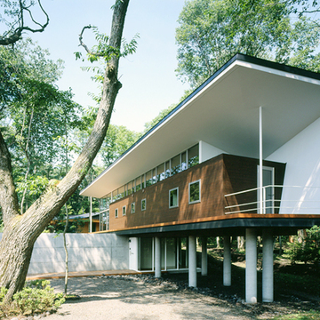 高低差がある敷地に建つ