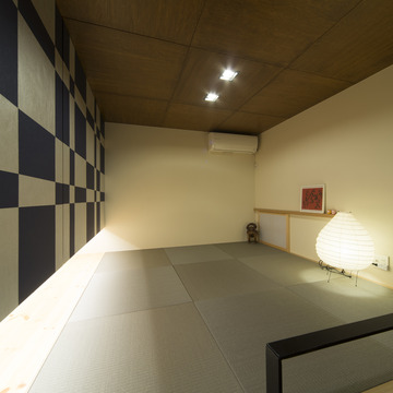 アートのような和室建具が映える、天井高を低めにした安堵感ある和室