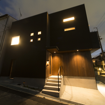 スクエア型の窓自体が照明器具になったかのような、美しく癒される夜の佇まい