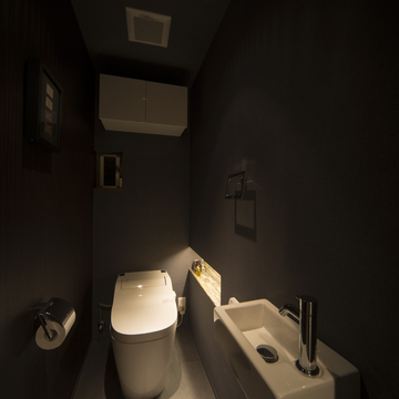 ギャラリーの一角のような、ムーディなトイレ