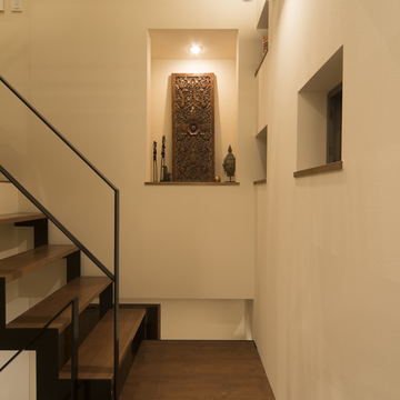 尊い雰囲気にまとめられたニッチと、スマートな階段が清々しい階段周り