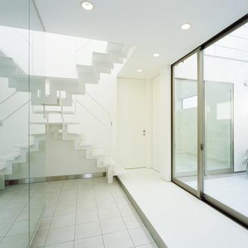 ガラスに映り込む白い階段が美しい