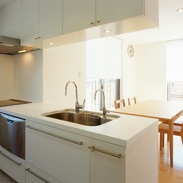 シンプルながらも温かみが感じられる白いキッチン