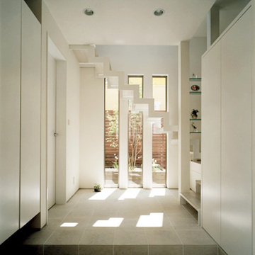 幾何学的な階段フォルムもデザインの一部に