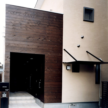 ベージュと木目の組み合わせが美しい外観