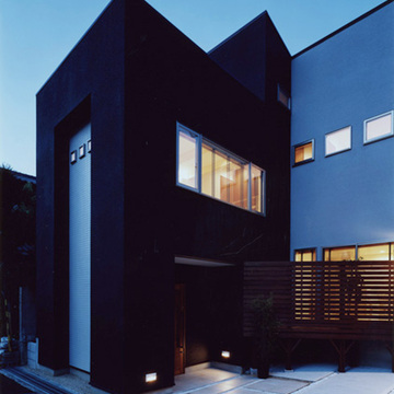 やわらかな灯りが包む夜の外観