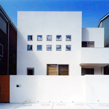 正方形の窓が並ぶ正面外観