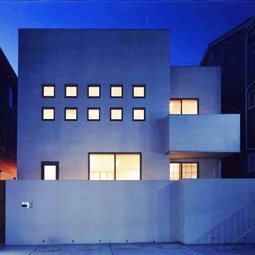 正方形の窓にライトが灯る夕景