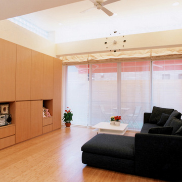 テラスへと開いた明るいリビング