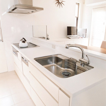 家族の顔が見える真っ白なキッチン