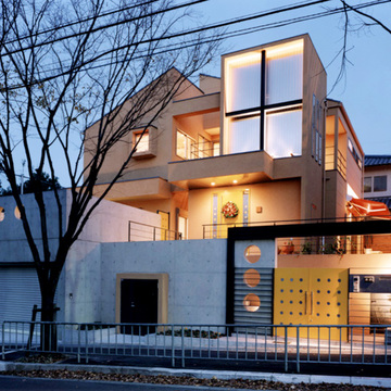 ライトアップで際立つ外観