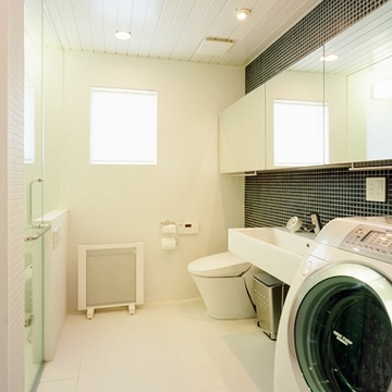 タイルの色で変化をつけたサニタリー