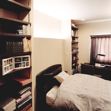 白い壁のシンプルな寝室