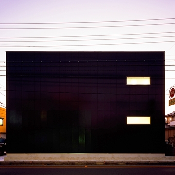 喧騒を断つ閉じた外観