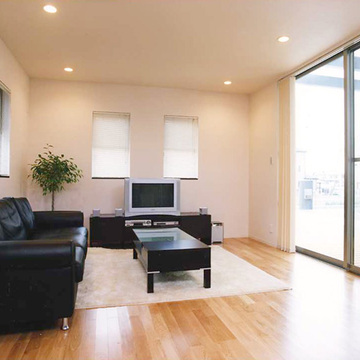 大きな窓のある明るいリビング