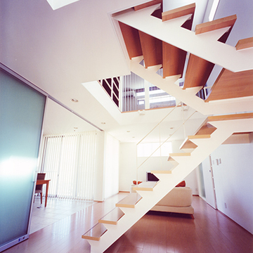 リビングの中心を昇る吹き抜け階段