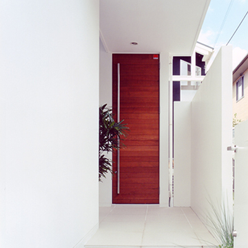 白壁に一際目立つ木製の玄関ドア