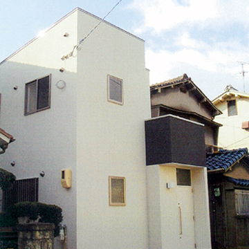 白い箱の連なる外観