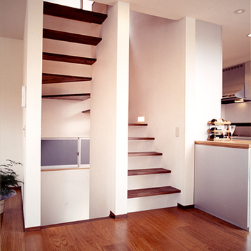 スリット状の風通しの良い階段