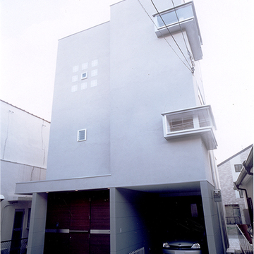 高さのあるコンパクトな外観