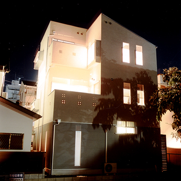 部屋の灯りが溢れる裏側から見る外観