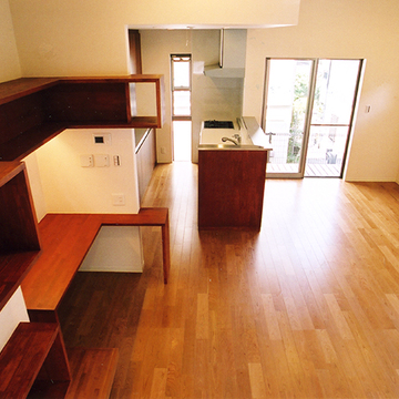 階段からリビングを見下ろす