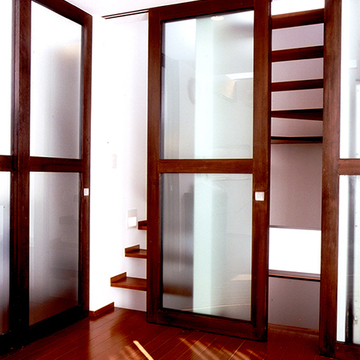 空間の広がりを感じるすりガラス