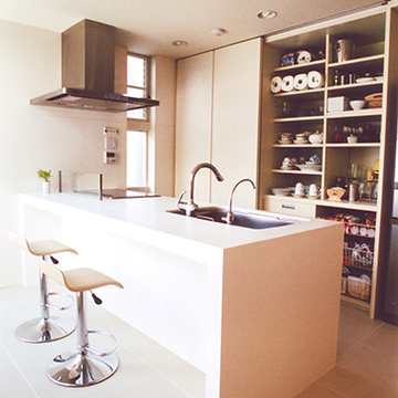 収納力抜群のスッキリしたキッチン