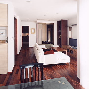 視線の行き渡る広々リビング