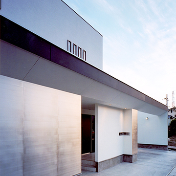 プライバシーを確保した重厚な外観