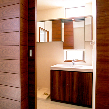 小窓が並ぶ明るい洗面室